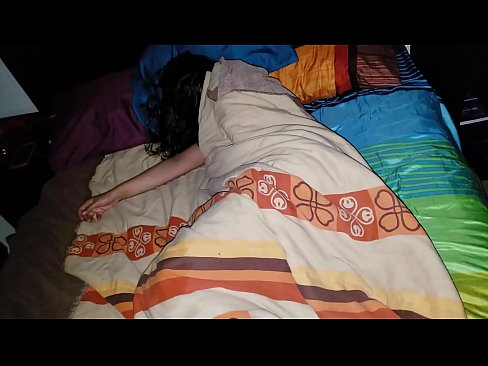 ❤️ सौतेला बेटा सोते समय अपनी युवा सौतेली माँ को डांटता है। ❤ सेक्स हम पर ️